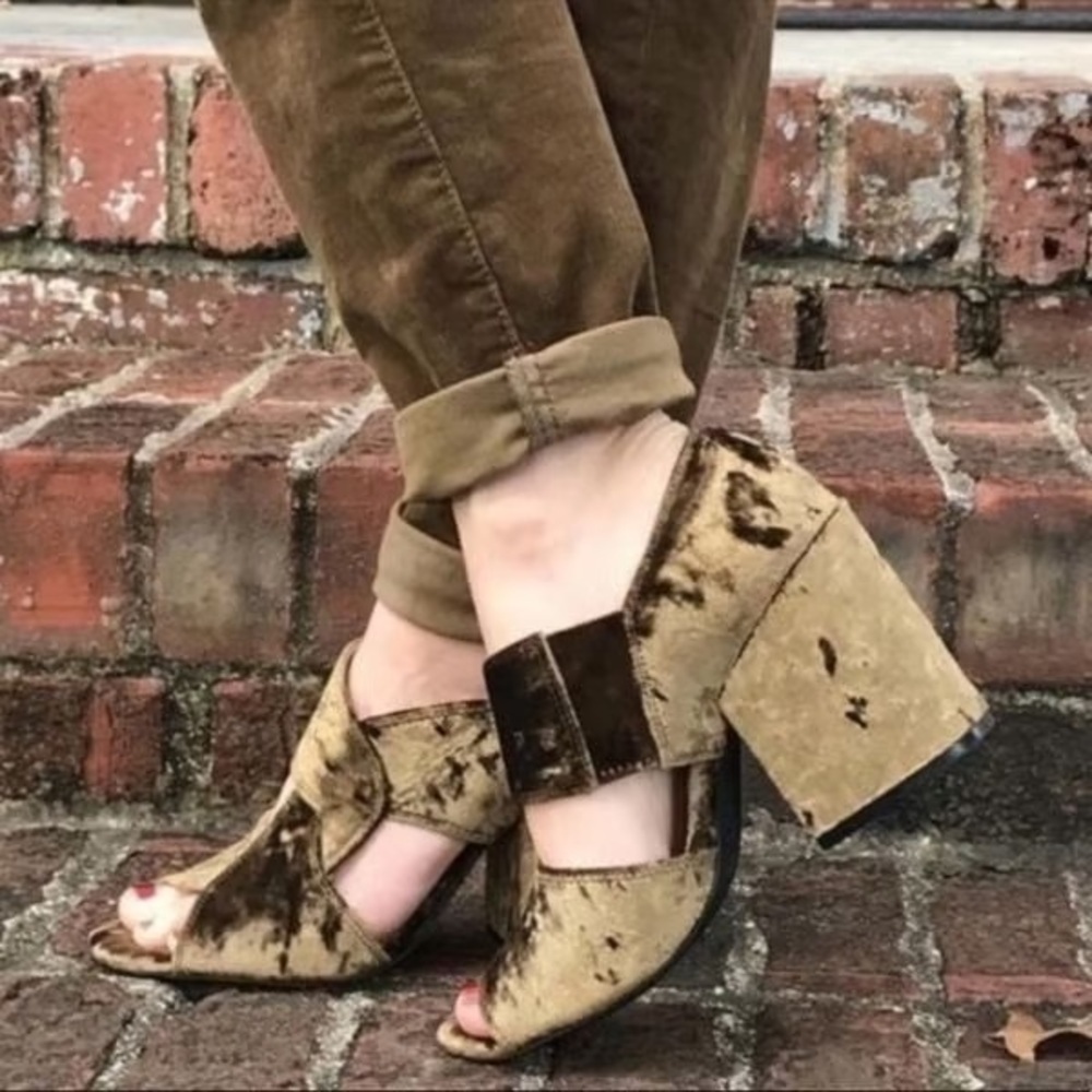 Cabi Interlock Crushed Velvet Block Heel Sandals Shoes Olive Size 6.5